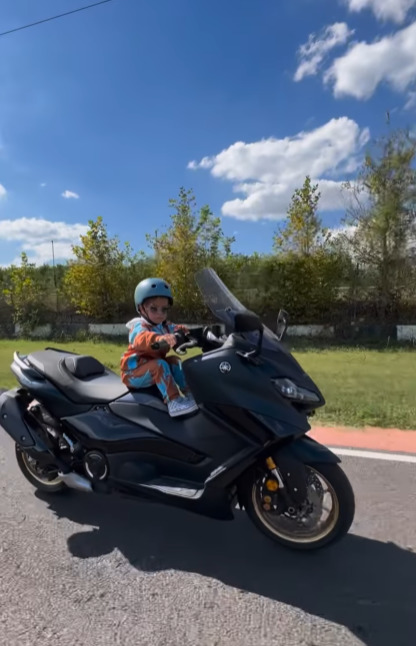 Kenan Sofuoğlu çocuğunu motosiklete bindirmiş ve videosunu çocuğun Instagram hesabından paylaşmış. Sizce doğru mu tehlikeli mi?