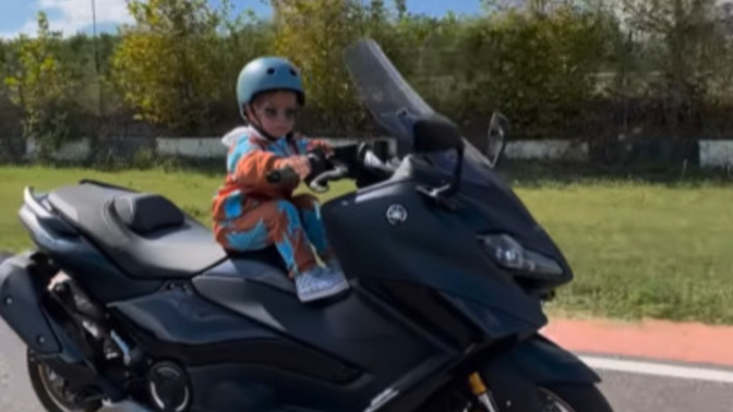 Kenan Sofuoğlu çocuğunu motosiklete bindirmiş ve videosunu çocuğun Instagram hesabından paylaşmış. Sizce doğru mu tehlikeli mi?