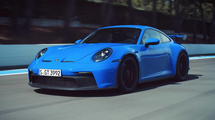 Porsche, Avrupanın en değerli otomobil üreticisi oldu. Size göre doğru bir seçim mi?