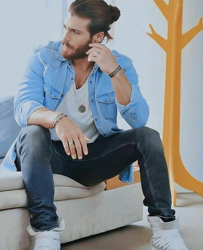 Uzun saçlı erkeklere topuz saç modeli yakışıyor mu?