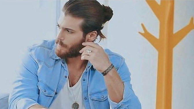 Uzun saçlı erkeklere topuz saç modeli yakışıyor mu?