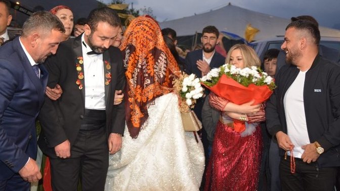 Geline 3,5 kilo altın, damada ise 4 milyon TL takı takıldı. Senin düğününde ne kadar takı takılır?