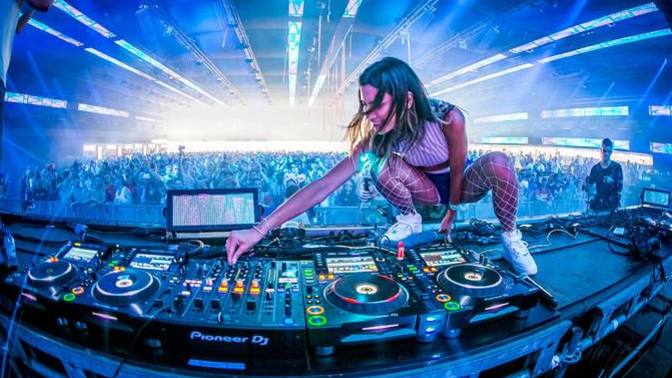 Bir parti ortamında DJ'den hangi parçayı çalmasını isterdin?
