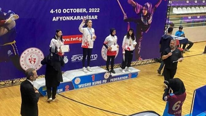Bir müsabaka da şampiyon olan değerli kız kardeşimizin kürsüden ağlayarak indirildiğini biliyor musunuz ne oluyor bu ülkeye?