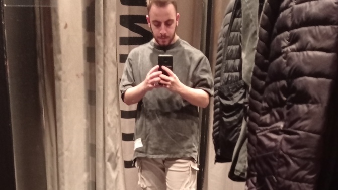 Bu kombin nasıl? Kargo pantolon kısa erkeklere yakışıyor mu?