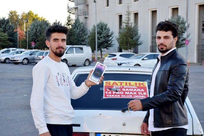 Bir genç arabasını iPhone 14 Pro Max ile takas etti. Siz iPhone için nelerden vazgeçerdiniz?