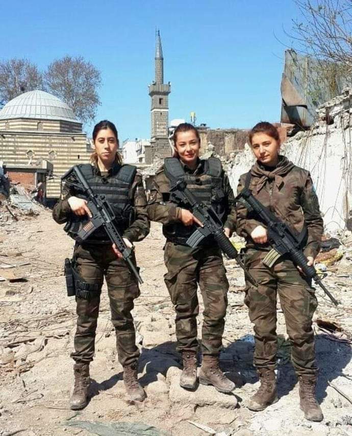 Acaba bunlar kim?