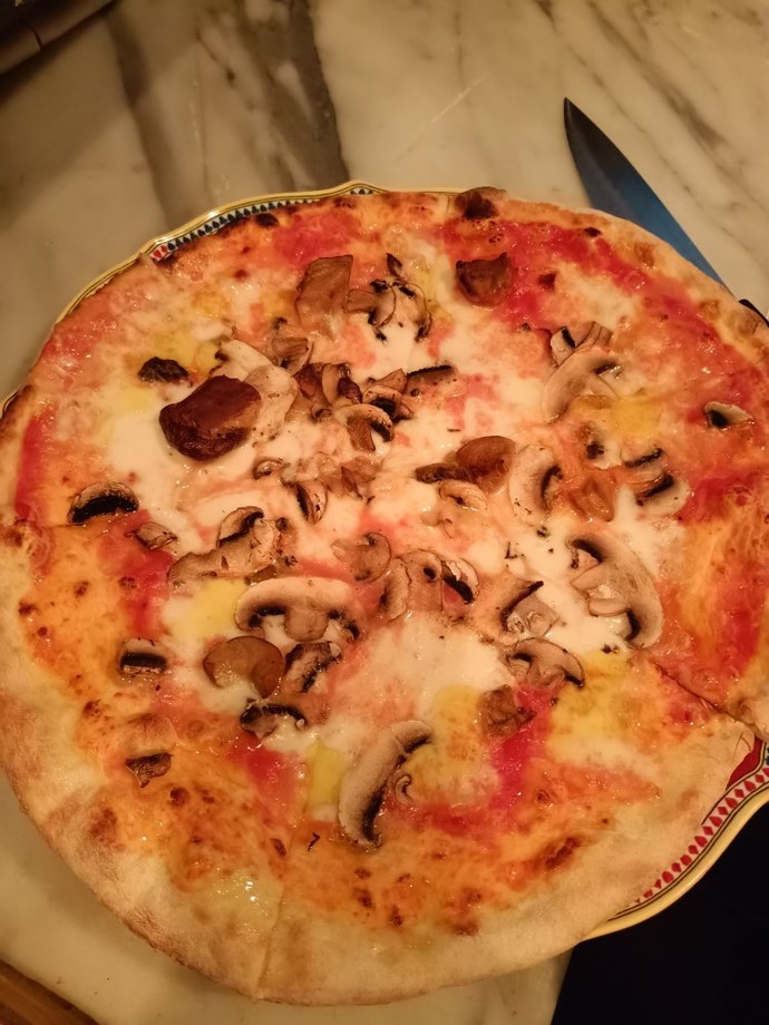 Üç mantarlı pizza yaptım, nasıl gözüküyor?