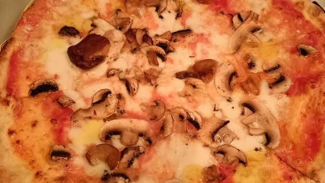 Üç mantarlı pizza yaptım, nasıl gözüküyor?