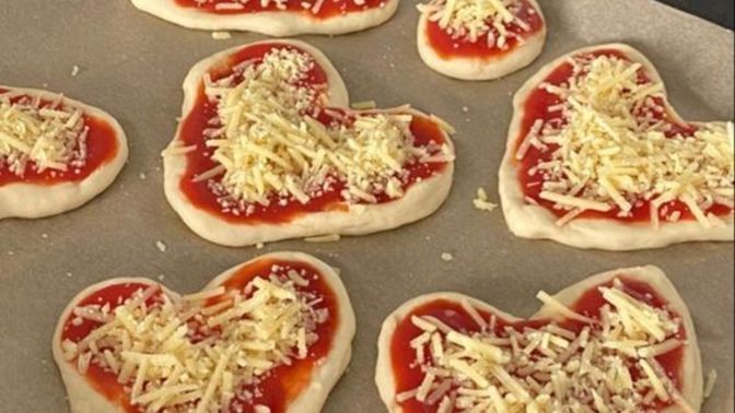 Sevgili için yapılan kalpli pizzalar karın doyurur mu?