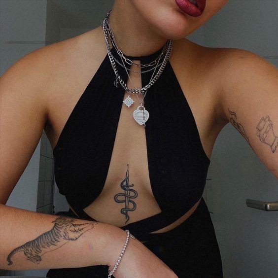 Göğüste dövme seksi durur mu?