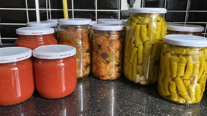 Kışlık konserve hazırlığımı yapıyorum. Kimler yaptı ya da yapacak?