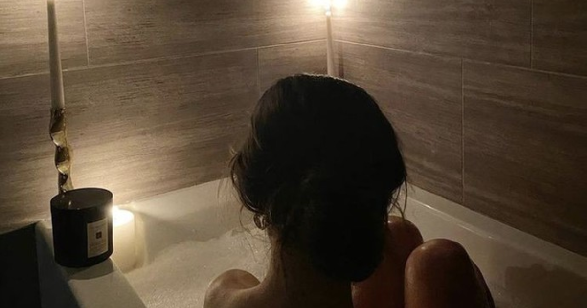 Брюнеточка развлекается по полной