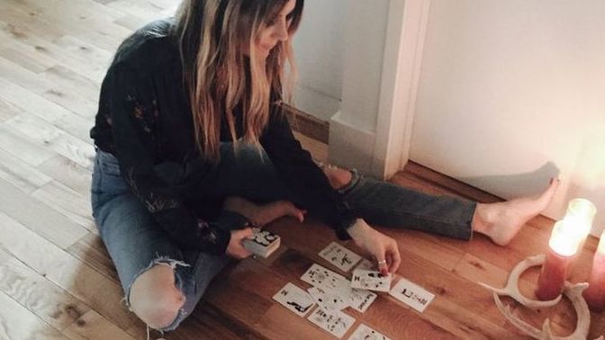 Astrolojiye inanmıyordum ama yeni sevgilim bir Astrolog. Kendimi bu konuya nasıl adapte edebilirim?
