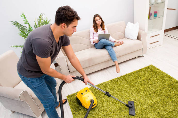 Temizlik yapılırken eşine yardım etmeyen erkek ideal eş olamaz mı?