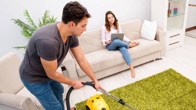 Temizlik yapılırken eşine yardım etmeyen erkek ideal eş olamaz mı?