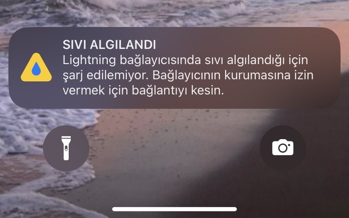 Telefonumun giriş kısmına çok hafif bir sıvı teması oldu, uyarı veriyor. Nasıl çözerim bunu?