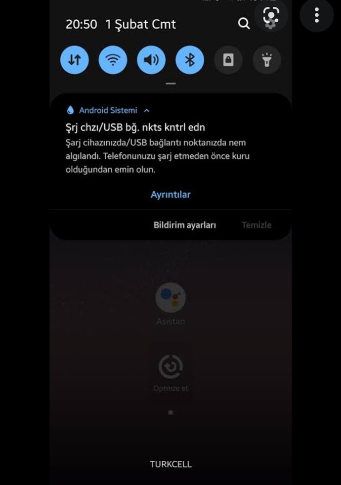 Telefonumun giriş kısmına çok hafif bir sıvı teması oldu, uyarı veriyor. Nasıl çözerim bunu?