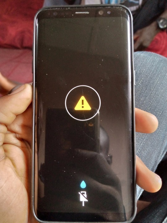 Telefonumun giriş kısmına çok hafif bir sıvı teması oldu, uyarı veriyor. Nasıl çözerim bunu?