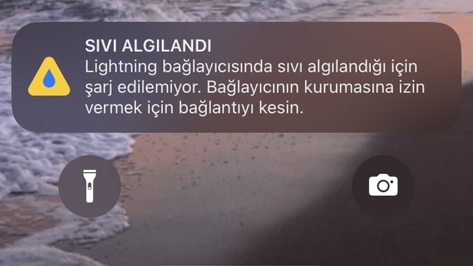 Telefonumun giriş kısmına çok hafif bir sıvı teması oldu, uyarı veriyor. Nasıl çözerim bunu?