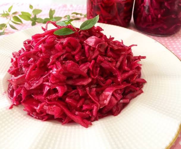 Bol domates soslu makarnanın yanında turşu mu gider, salata mı?