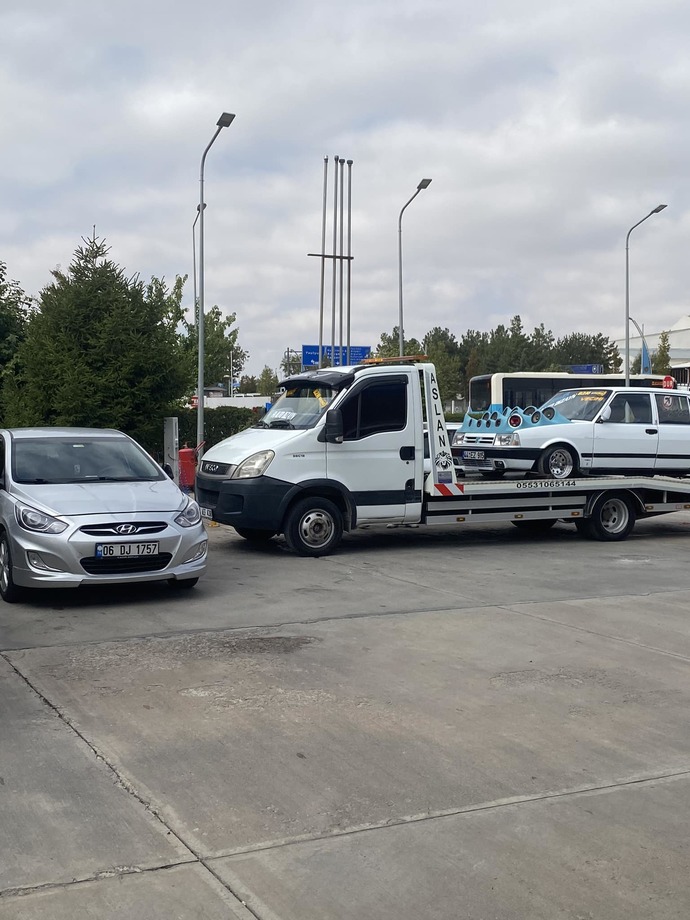 Soldaki araba mı yoksa Tofaş mı daha havalı duruyor :D?