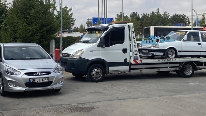 Soldaki araba mı yoksa Tofaş mı daha havalı duruyor :D?