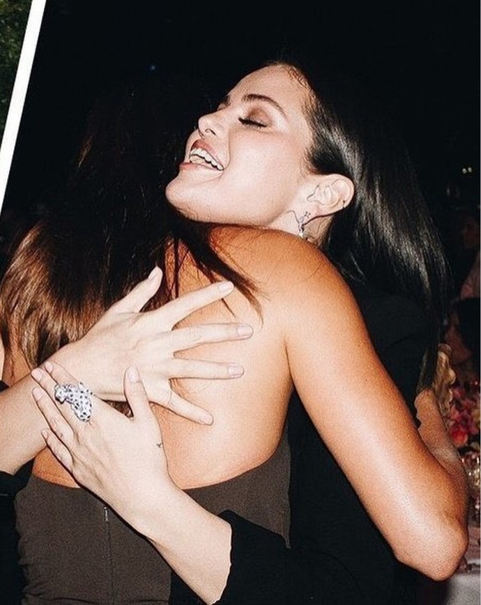 Selena Gomez ve Hailey Bieber yanak yanağa poz verdi! Eşinizin eski sevgilisiyle fotoğraf çekinir miydiniz? :hushed: 