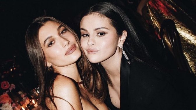 Selena Gomez ve Hailey Bieber yanak yanağa poz verdi! Eşinizin eski sevgilisiyle fotoğraf çekinir miydiniz? :hushed: 