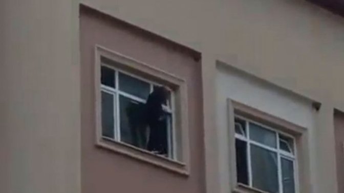 İntihar etmek için cama çıkan öğrenciye atla diye bağıranları duydunuz mu?