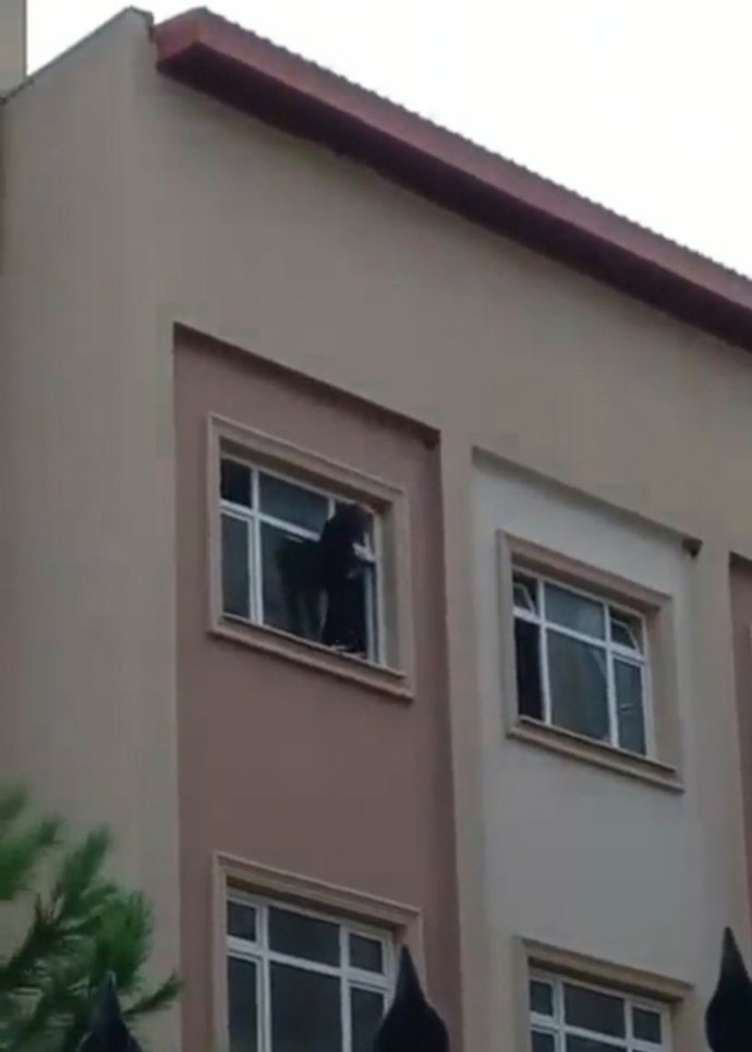 İntihar etmek için cama çıkan lise öğrencisine Atla, atla! diye tezahürat yapıldı, hiç mi vicdanımız kalmadı?
