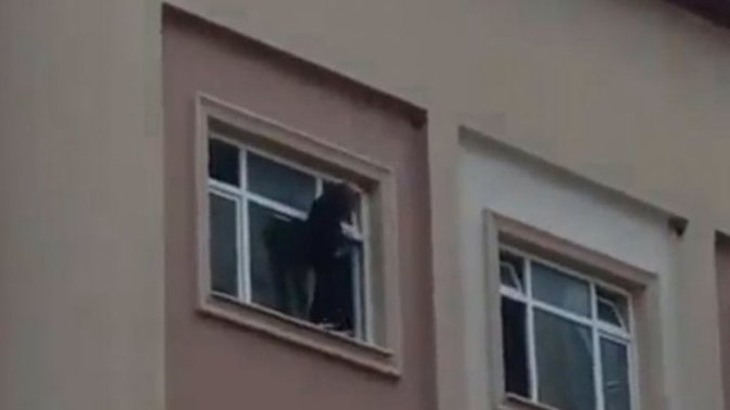 İntihar etmek için cama çıkan lise öğrencisine "Atla, atla!" diye tezahürat yapıldı, hiç mi vicdanımız kalmadı?