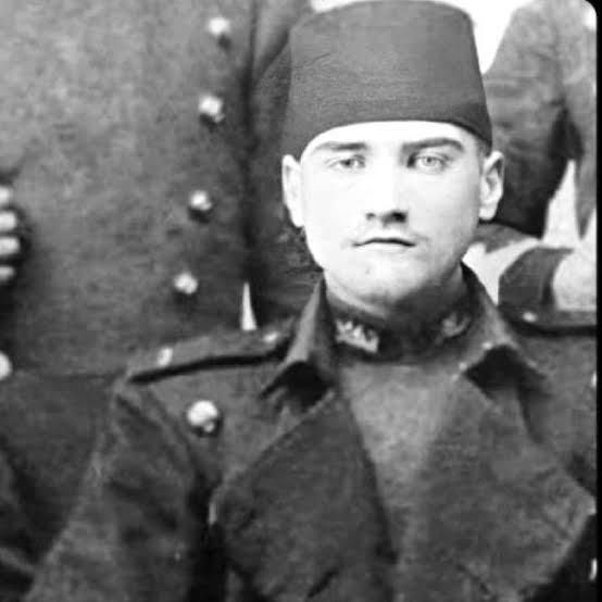 "Mustafa Kemal Z kuşağı olsa nasıl görünürdü?" görseli gündemde. Yine çok yakışıklı değil mi😍?