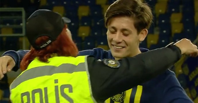 Bir resmi polisin kendini böyle belli etmesi sizce doğru mu?