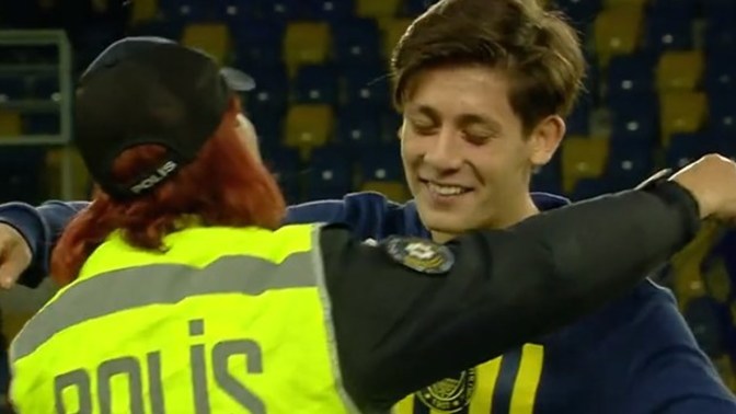 Bir resmi polisin kendini böyle belli etmesi sizce doğru mu?