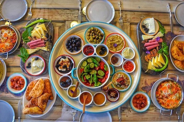 Kahvaltının vazgeçilmez bir öğün olduğunu söyleyenler sizce de abartmıyor mu?