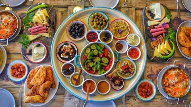 Kahvaltının vazgeçilmez bir öğün olduğunu söyleyenler sizce de abartmıyor mu?