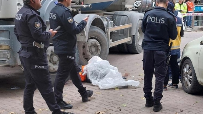 Kedilere yem veren bir kadın, beton mikserinin çarpması sonucu hayatını kaybetti! Ne düşünüyorsunuz?