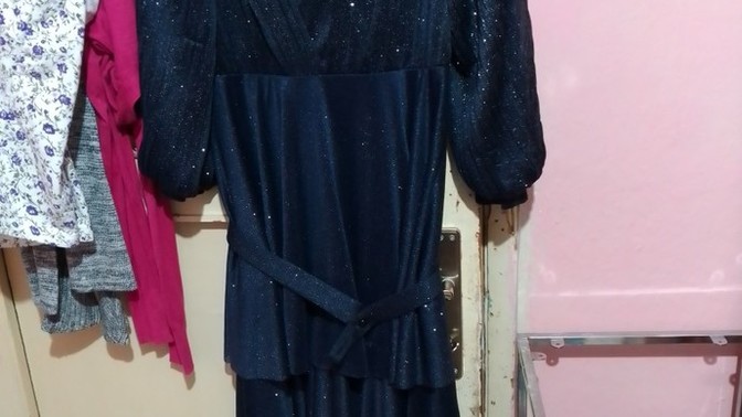 Saçlarım uzun olduğu için model sıkıntım yok ama karar veremiyor bir türlü. Bu elbiseye nasıl bir saç modeli gider?