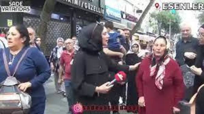 Sokak röportajında havlayan teyze viral oldu! Sizce sokak röportajlarında neden böyle şeyler oluyor?