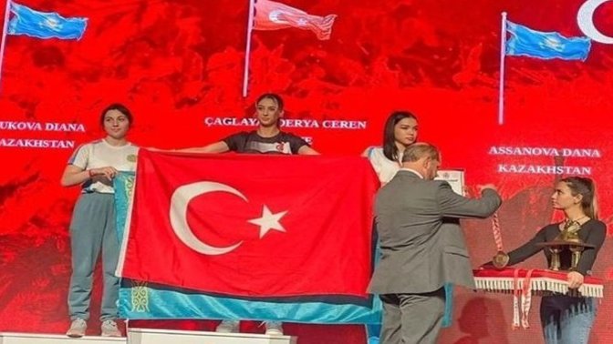 Kürsüde Türk-Kazak bayrağı çekişmesi: Hani kardeştik?