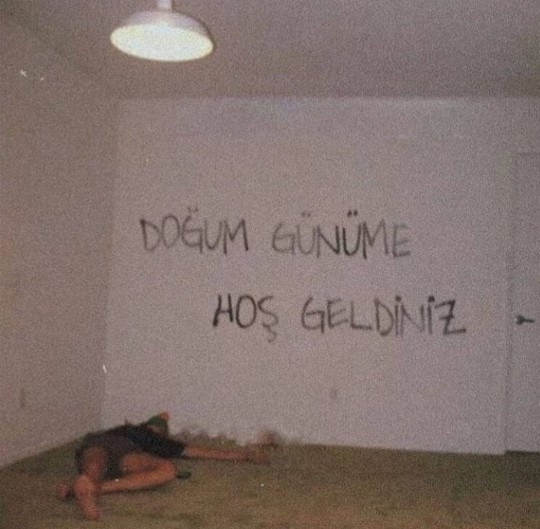 Doğum günüm olduğunu belli eden bir story atmak istiyorum kimse kutlamıyor çünkü napsam?