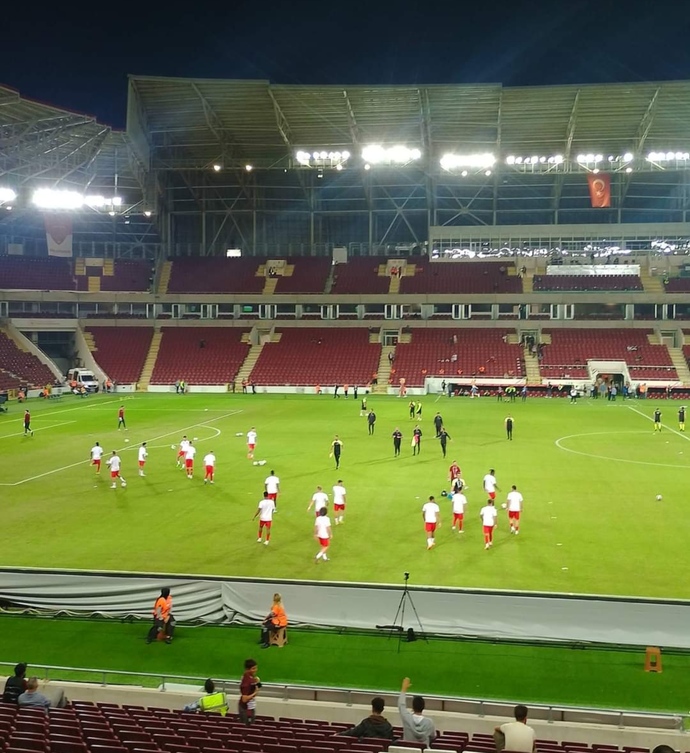 Tuttuğunuz takımı tribünden mi destekliyorsunuz, evlerinizden mi?