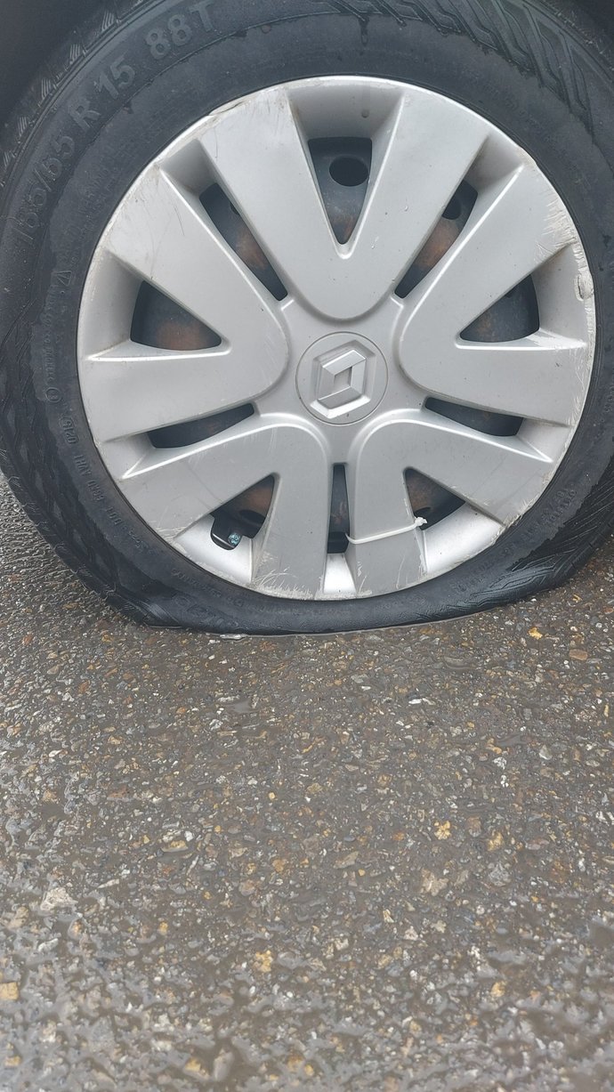 Araba lastiği en kolay nasıl değiştirilir :(?
