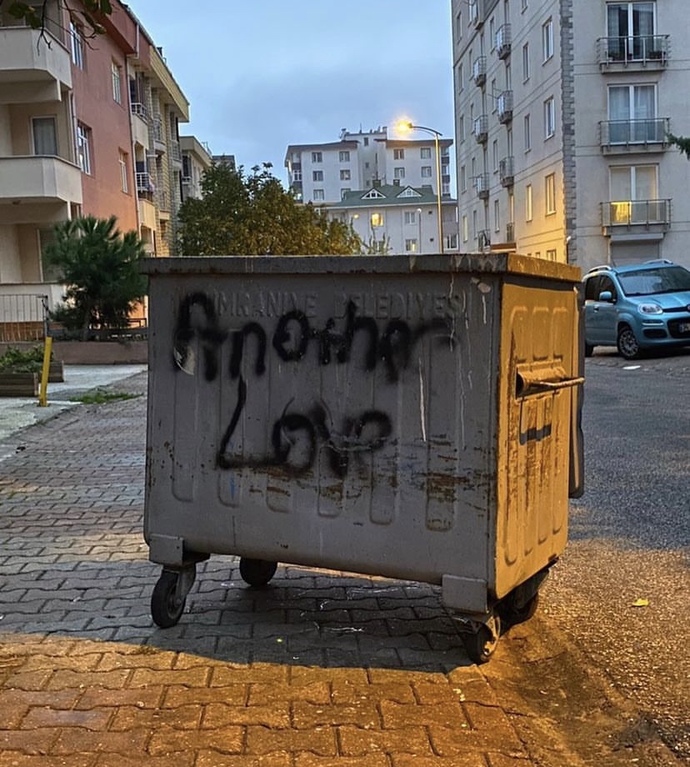 Tom Odell, üstünde “Another love” yazan Ümraniye Belediyesi çöp kutusunu paylaşmış. Global başarı diyelim mi😂?