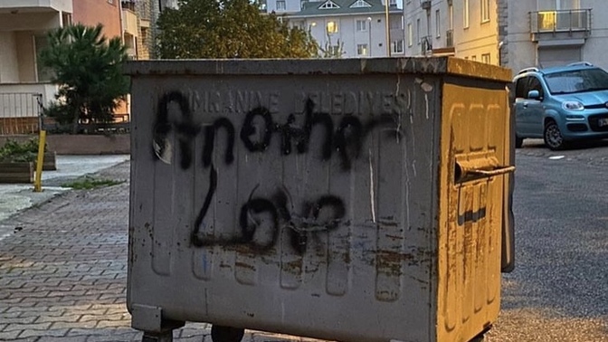 Tom Odell, üstünde “Another love” yazan Ümraniye Belediyesi çöp kutusunu paylaşmış. Global başarı diyelim mi😂?