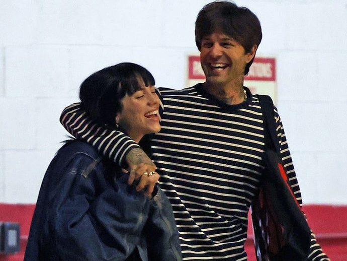 Billie Eilish, 11 yaş büyük Jesse Rutherford ile sevgili oldu diye eleştiriliyor. Bu saçma değil mi?