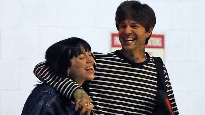 Billie Eilish, 11 yaş büyük Jesse Rutherford ile sevgili oldu diye eleştiriliyor. Bu saçma değil mi?