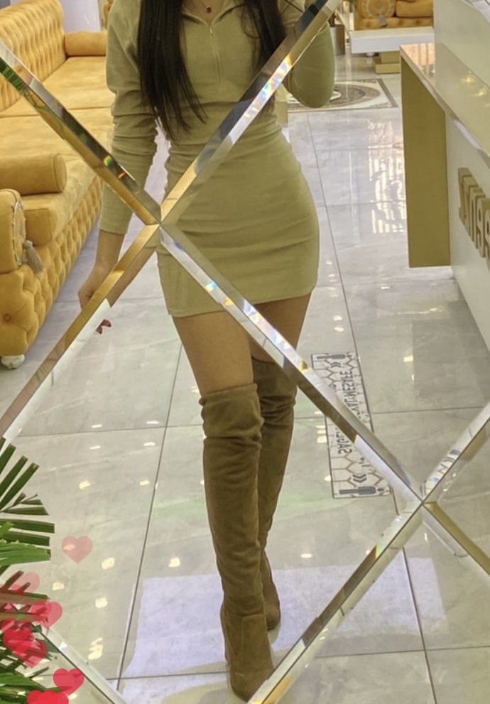 Bir güzellik fuarına katılacağım. Sizce hangi kombini giymeliyim?