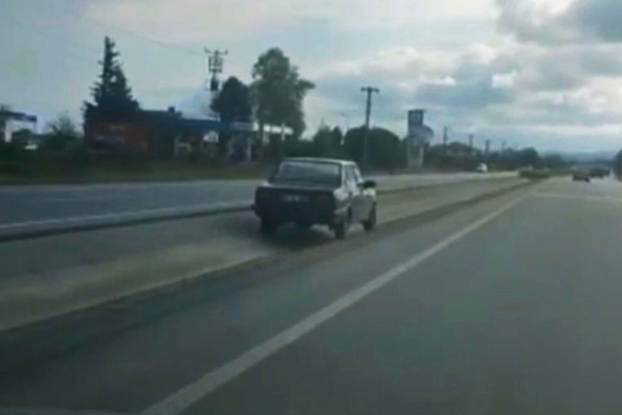 Sakaryada boş duble yolu bırakan otomobil, su kanalı üzerinden gitti! Sizce neden böyle yaptı?